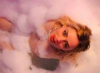 Mia Moore - Hallo, mein Name ist Mia und ich liebe den Sex überall in der Wohnung und auch Outdoor. Ich habe viel Fantasie und einen heißen Körper. Ich liebe das Adrenalin beim Sex, wenn ich mich zeigen kann. Ich lebe Sex, also zögere nicht, mir alle deine Vorlieben mitzuteilen. Also wenn du heiß auf mich bist, werden wir wundervolle Stunden miteinander verbringen.